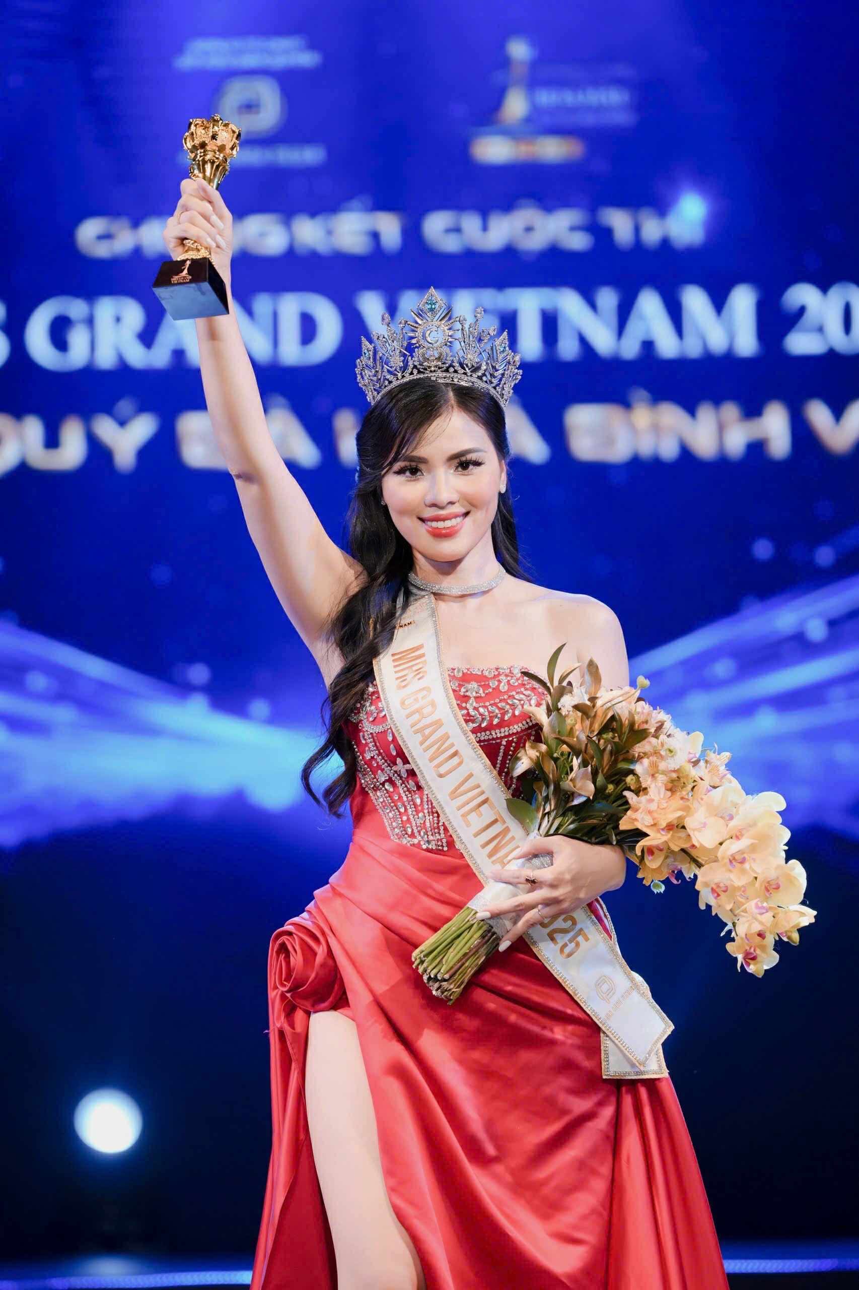 Nữ cán bộ ngành khoa học quê Hải Phòng đăng quang  Mrs Grand Vietnam 2025- Ảnh 1.