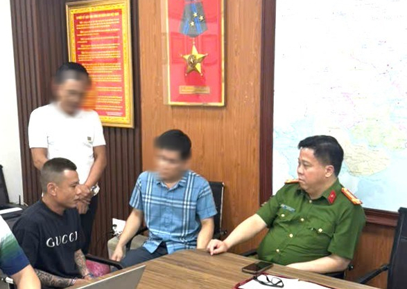 Truy bắt người đàn ông đi xe SH gây án giữa phố đông - Ảnh 1.
