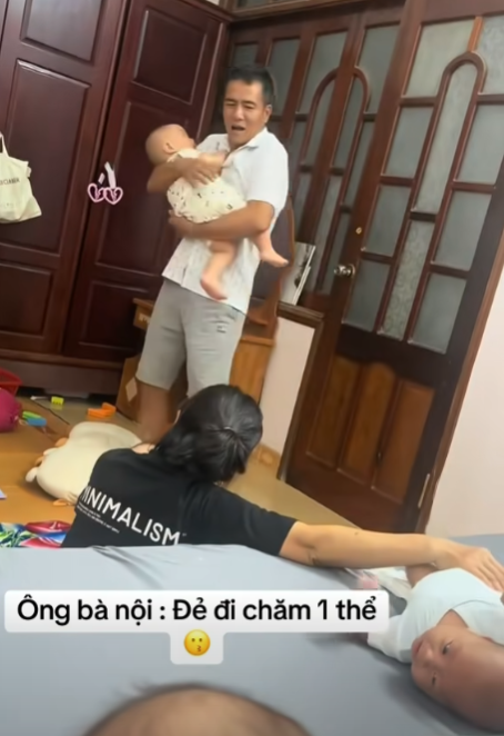 Clip: Ông bà nội bảo đẻ chăm 1 thể, 4 em bé thi nhau oe oe khiến dân tình 
