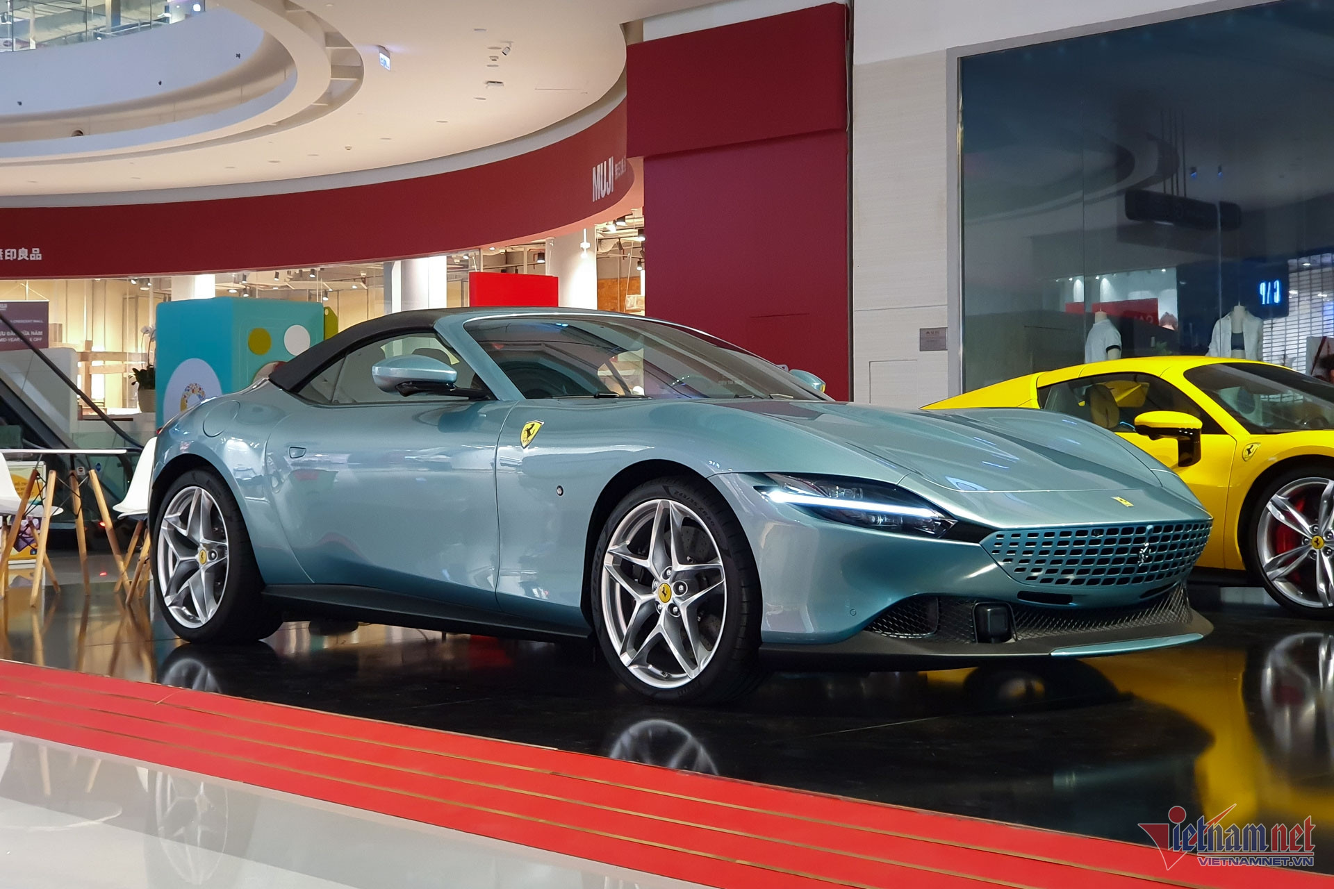 W-Ferrari Roma Spider Vietnamnet 5.jpg