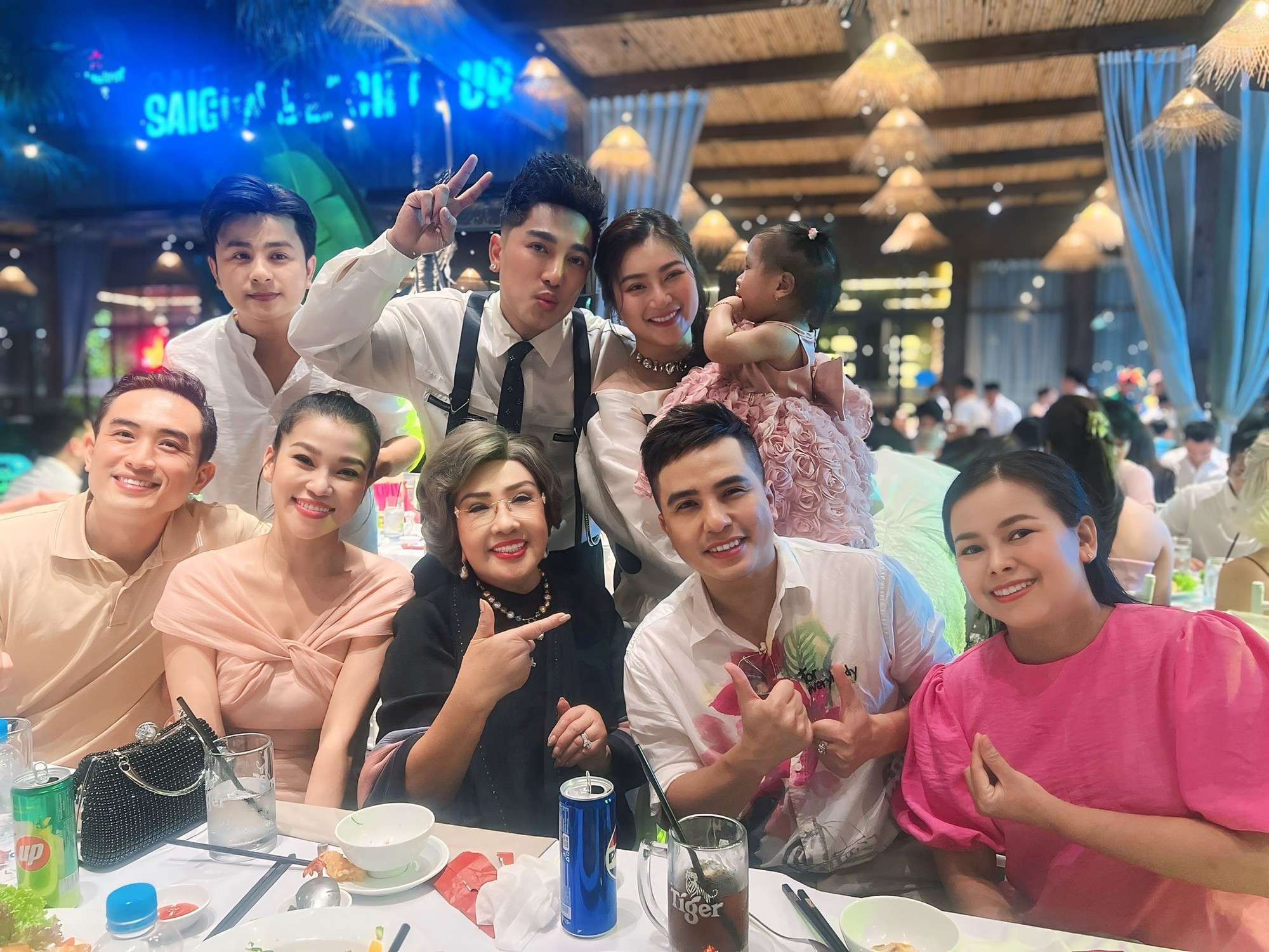 02-1751422094-dien-vien-thanh-truc-cong-khai-da-ket-hon-co-con-gai-dau-long-voi-1-ca-si-vbiz-51441536118044769271296587089137033315450377n-17513848252061842391901-1751417489347-17514174896341487102518.jpg