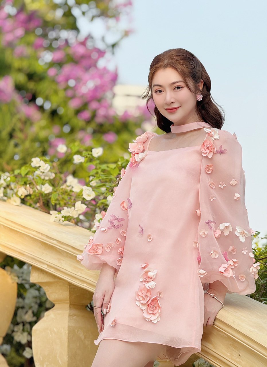 02-1751422095-dien-vien-thanh-truc-cong-khai-da-ket-hon-co-con-gai-dau-long-voi-1-ca-si-vbiz-489734626102373485457557125427646797645790470n-17513848252741373795542-1751417494917-17514174951641548364097.jpg