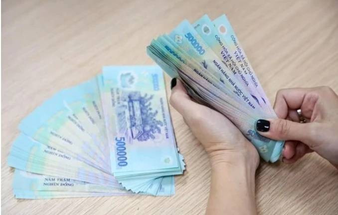 Xác định được đây là một vụ giết người, cướp tài sản nên cơ quan công an đã khẩn trương điều tra, truy tìm hung thủ. Tuy nhiên, nạn nhân là người sống một mình, là người đồng tính và cho vay nặng lãi nên rất nhiều mối quan hệ phức tạp, gây không ít khó khăn trong quá trình điều tra. Qua điều tra, các cán bộ xác định được nguồn tin về một người đàn ông lạ mặt đi xe máy chở theo một nam thanh niên chừng 25 tuổi xuất hiện vào đúng hôm xảy ra vụ án mạng. (Ảnh minh họa, nguồn internet)