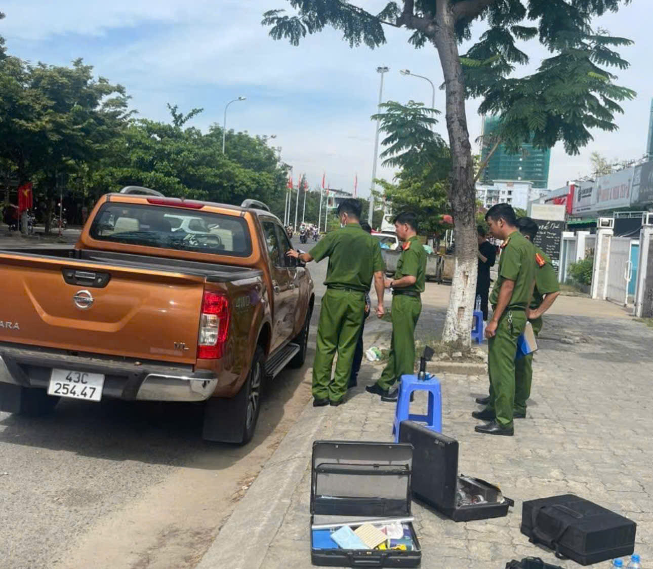 Bắt nóng đối tượng đập kính xe, gây hoang mang cho nhiều người ở chung cư Đà Nẵng - Ảnh 1.