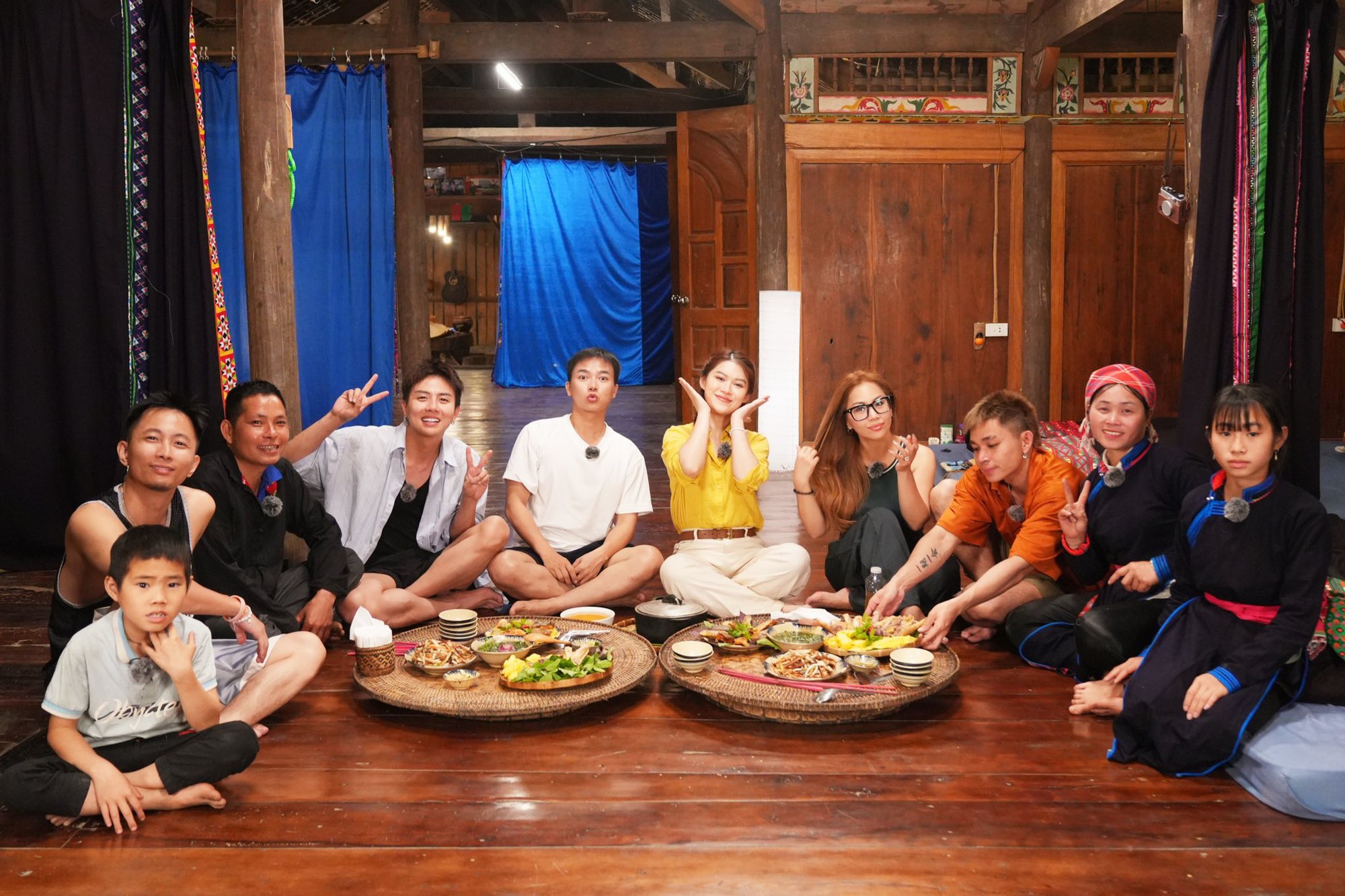 02-1751441830-gia-dinh-haha-phao-cuu-sinh-cua-nha-san-xuat-anh-trai-chong-gai-51198764913003666914542735566925169121870417n-1751383708734-1751383709027904089394.jpg