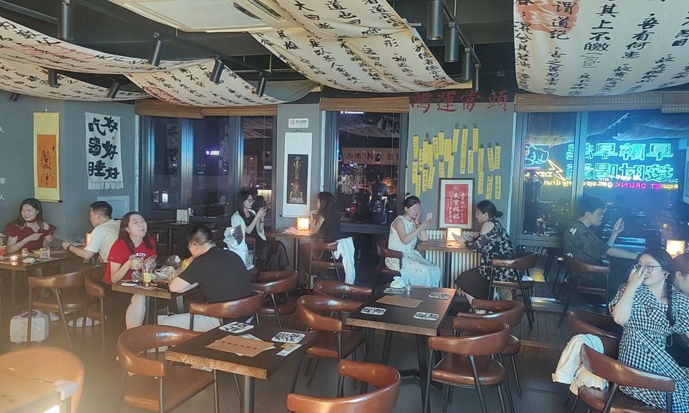 Giới trẻ Trung Quốc đi bar kết hợp xin quẻ cầu may: Đằng sau những gam màu tối của nền kinh tế lớn thứ 2 thế giới- Ảnh 1.