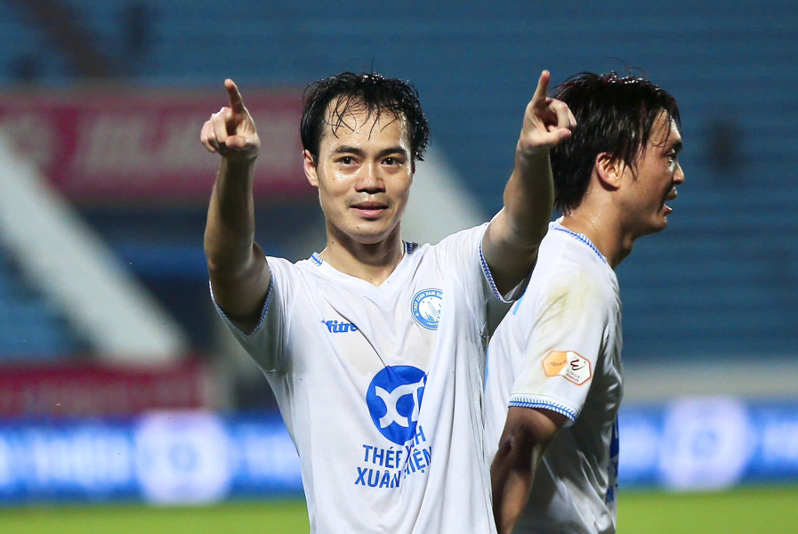 Vinh quang cho Văn Toàn, phũ phàng cho Công Phượng - Ảnh 1.