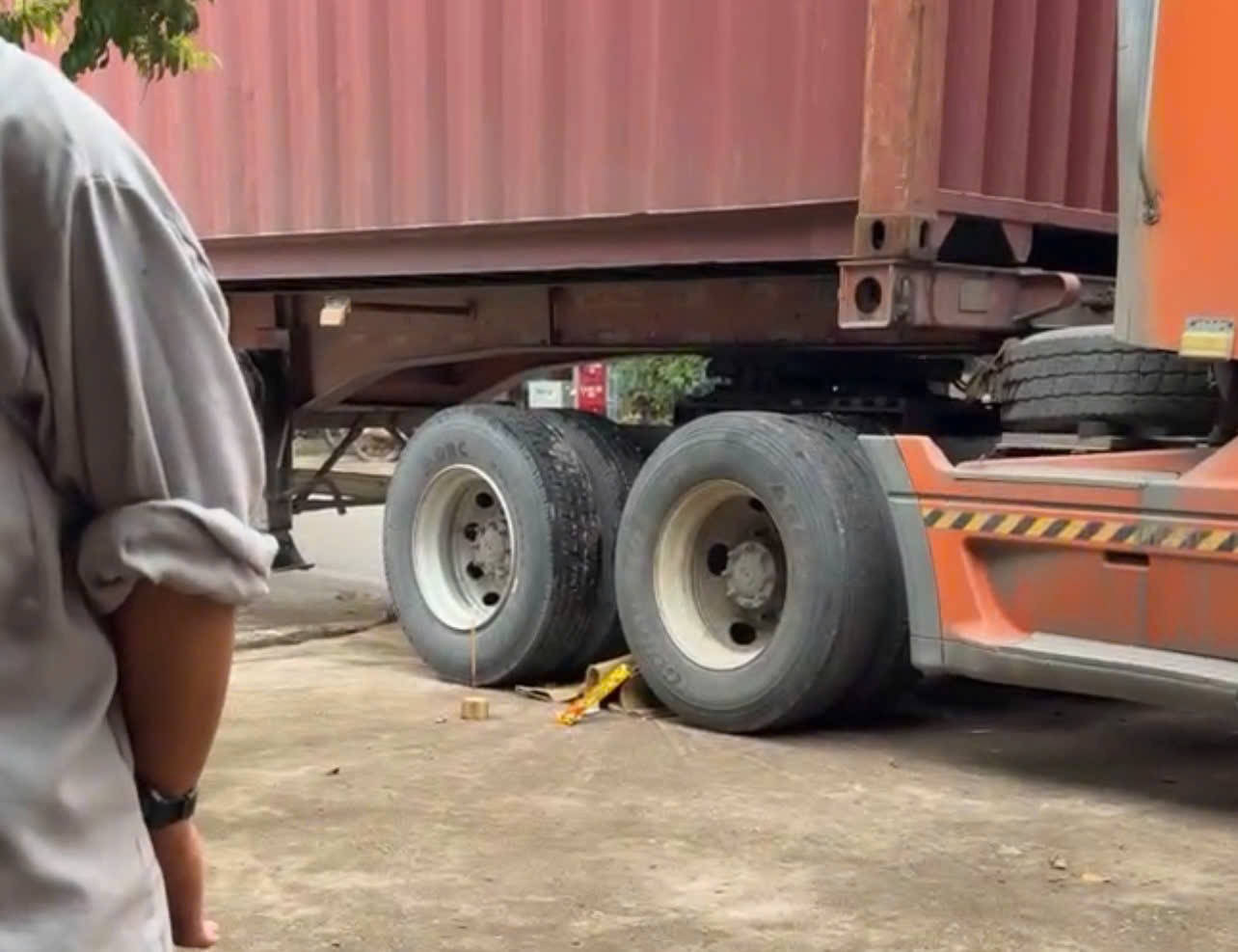 Chạy theo người lớn qua đường, bé trai bị xe container cán tử vong - Ảnh 2.