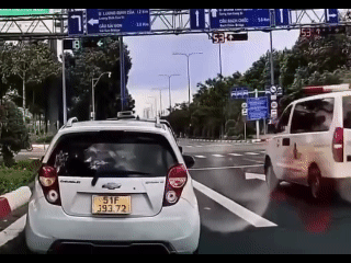 Va chạm giữa xe cứu thương và xe máy ở TP HCM: Pháp lý ra sao?- Ảnh 1.