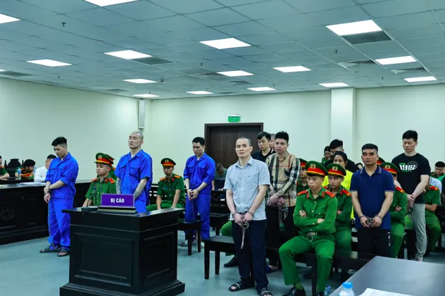 02-1751455340-tuyen-tu-hinh-hai-cuu-cong-an-quan-long-bien-bao-ke-cho-ba-trum-ma-tuy-screen-shot-2025-07-01-at-215704-4700-6744png.webp