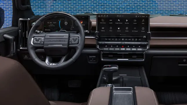 02-1751459147-nguyen-nhan-khien-nguoi-ngoi-tren-xe-dien-de-say-2026-hummer-ev-suv-interior-copy-1024x576-8198jpg.webp