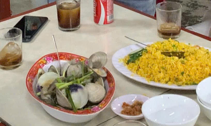Làm rõ thông tin quán hải sản "chặt chém" dĩa cơm chiên 200.000 đồng - Ảnh 1.
