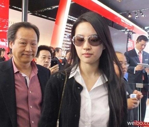 03-1751506293-luu-diec-phi-quan-he-mo-am-voi-ty-phu-u70-da-song-seung-hun-vi-van-vuong-ban-gai-dong-gioi-photo-3-16545702105451587200979-1751470068989-1751470069242474450276.jpg
