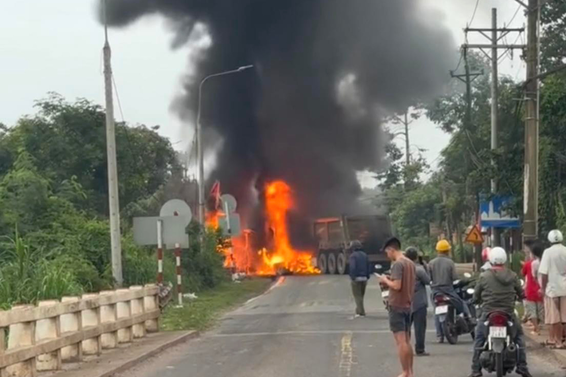 03-1751509027-hai-xe-container-tong-nhau-khoi-den-boc-cao-hang-chuc-met-kem-nhieu-tieng-no-lon-chay-xe-contaner-38180.jpg