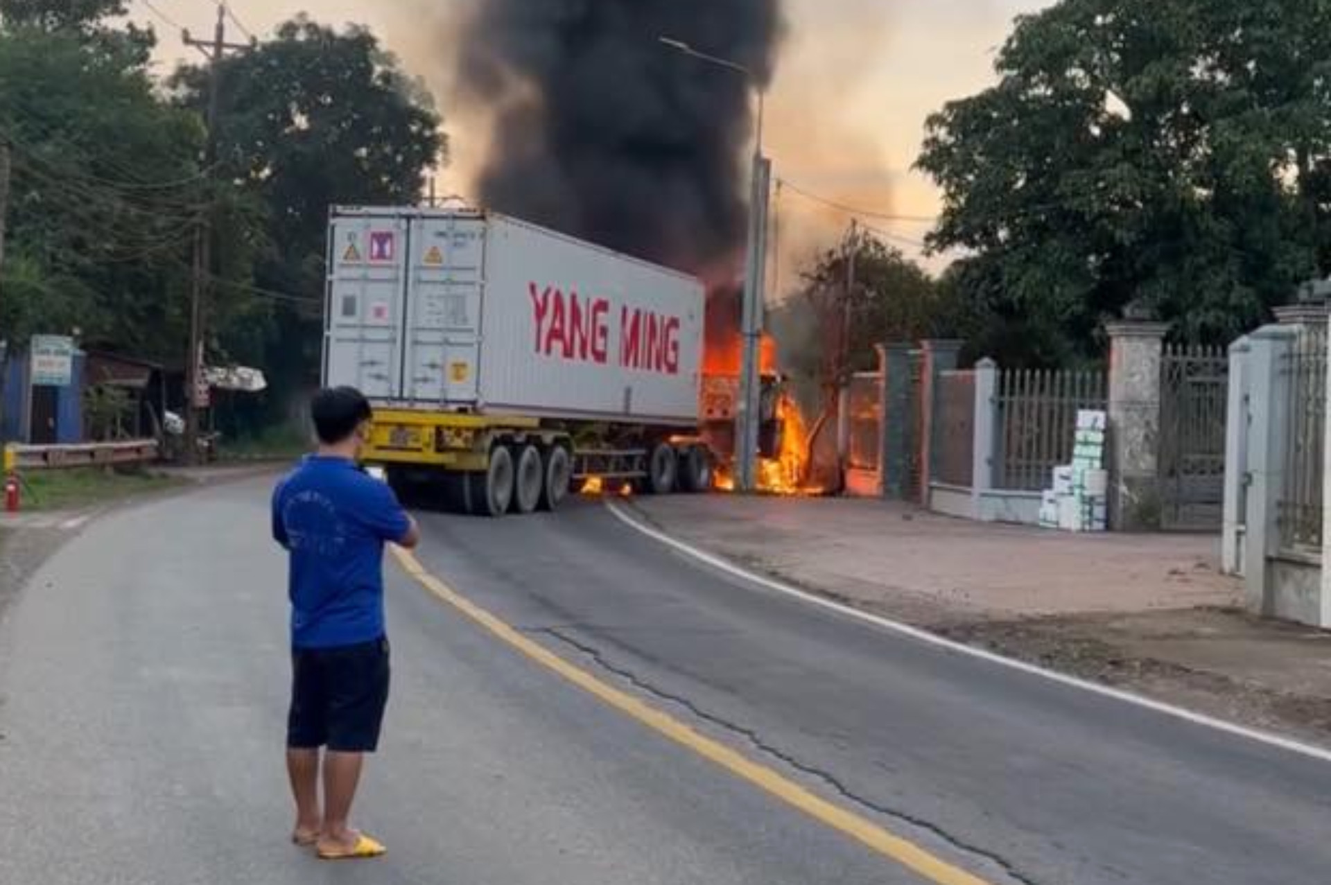 03-1751509027-hai-xe-container-tong-nhau-khoi-den-boc-cao-hang-chuc-met-kem-nhieu-tieng-no-lon-chay-xe-container-38181.jpg