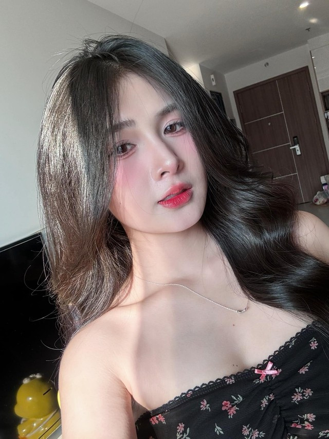 Quỳnh Alee, nữ streamer, TikToker nổi tiếng với vẻ ngoài xinh đẹp và tính cách thẳng thắn, mới đây đã lần đầu tiên công khai chia sẻ chi tiết về chuyện tình cảm 
