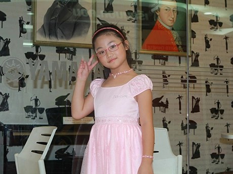 Sinh ra trong một gia đình có nhiều người yêu mến âm nhạc và chơi đàn piano thông thạo, Hoàng Nhi bắt đầu chơi piano khi mới 4 tuổi rưỡi. Khi đó, Nhi còn chưa biết chữ nhưng dễ dàng nắm bắt các kiến thức âm nhạc và kĩ thuật piano.
