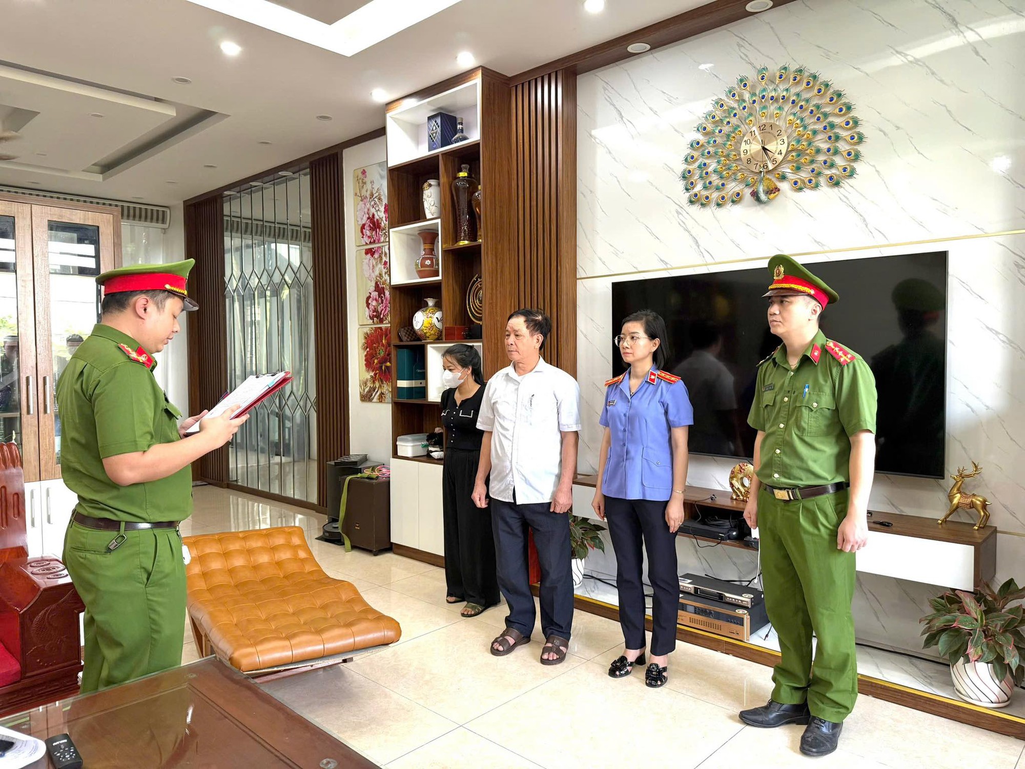 Cận cảnh khám xét Công ty Athena Việt Nam của 