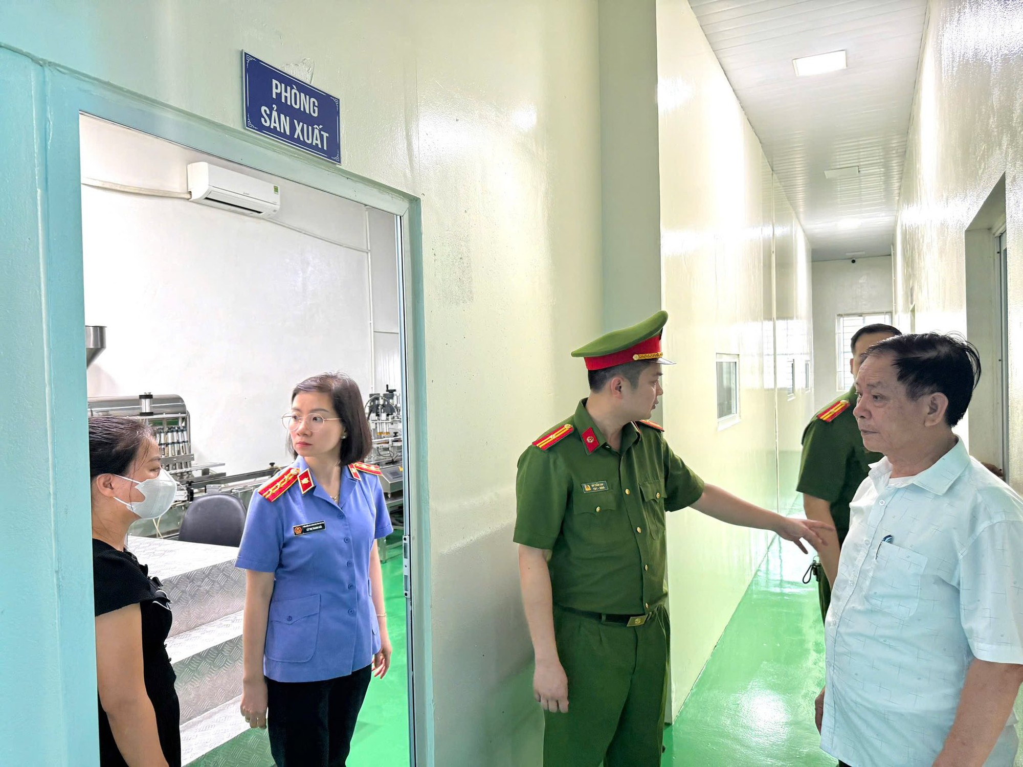 Cận cảnh khám xét Công ty Athena Việt Nam của 