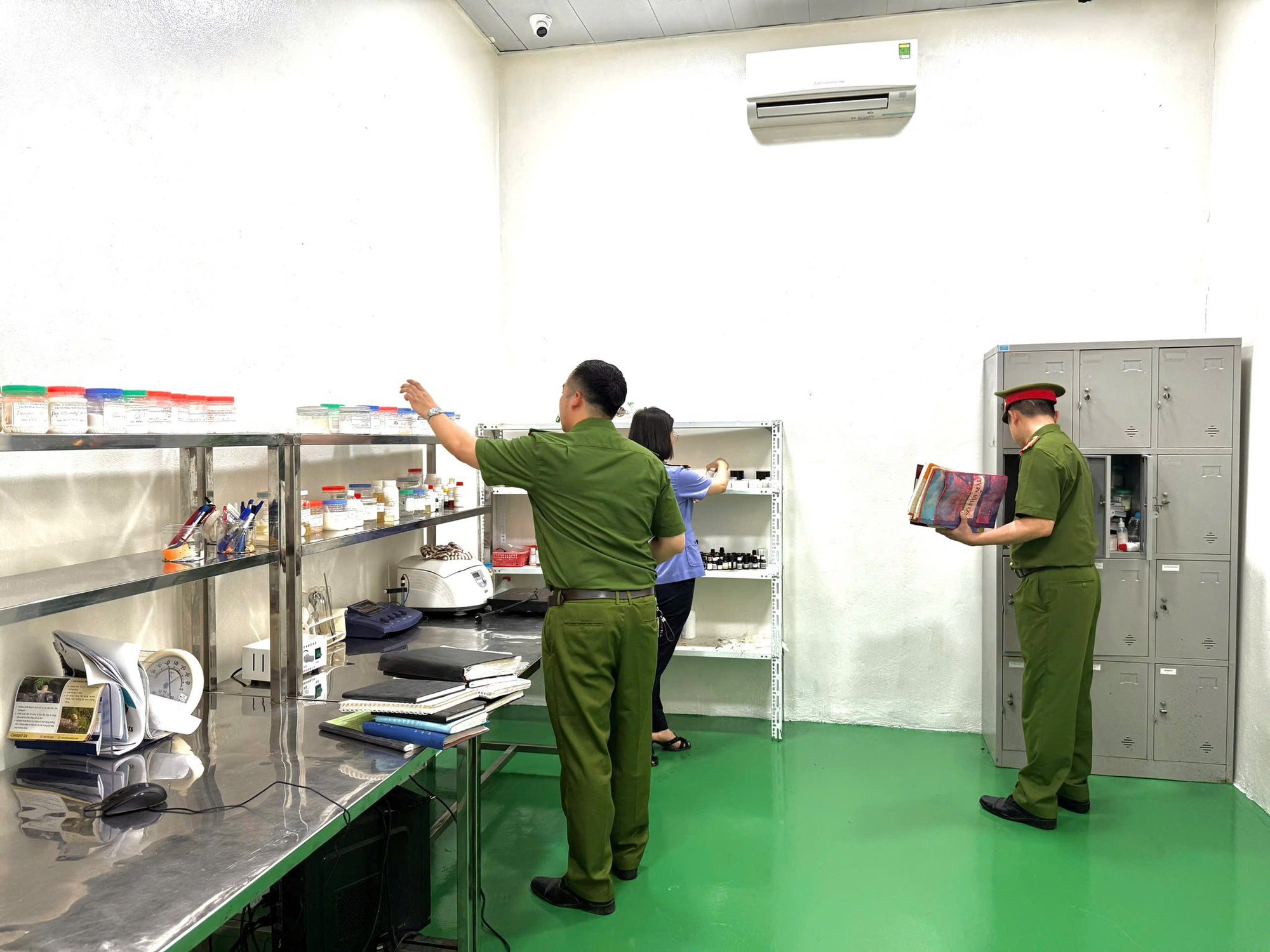 Cận cảnh khám xét Công ty Athena Việt Nam của 