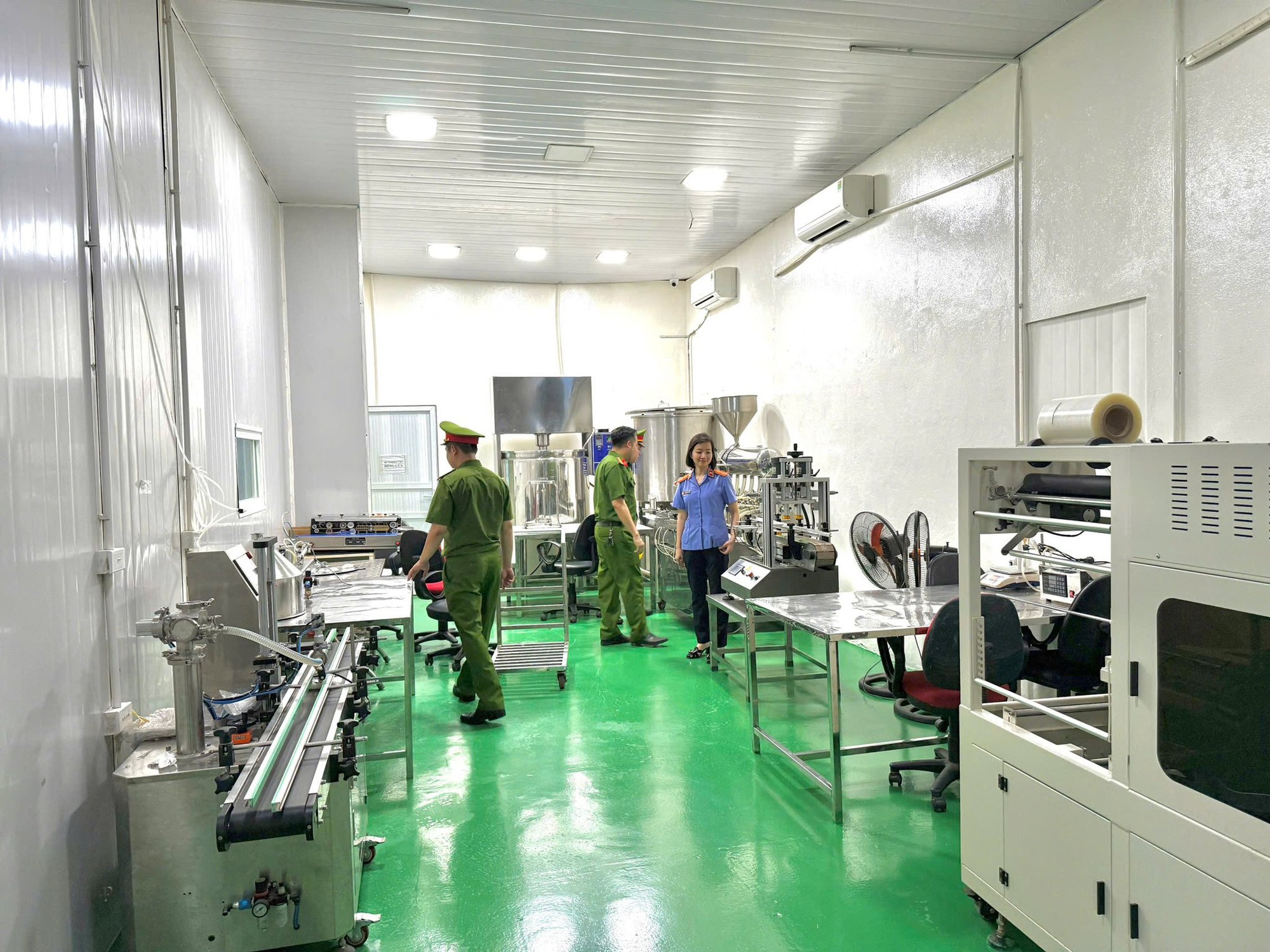 Cận cảnh khám xét Công ty Athena Việt Nam của 