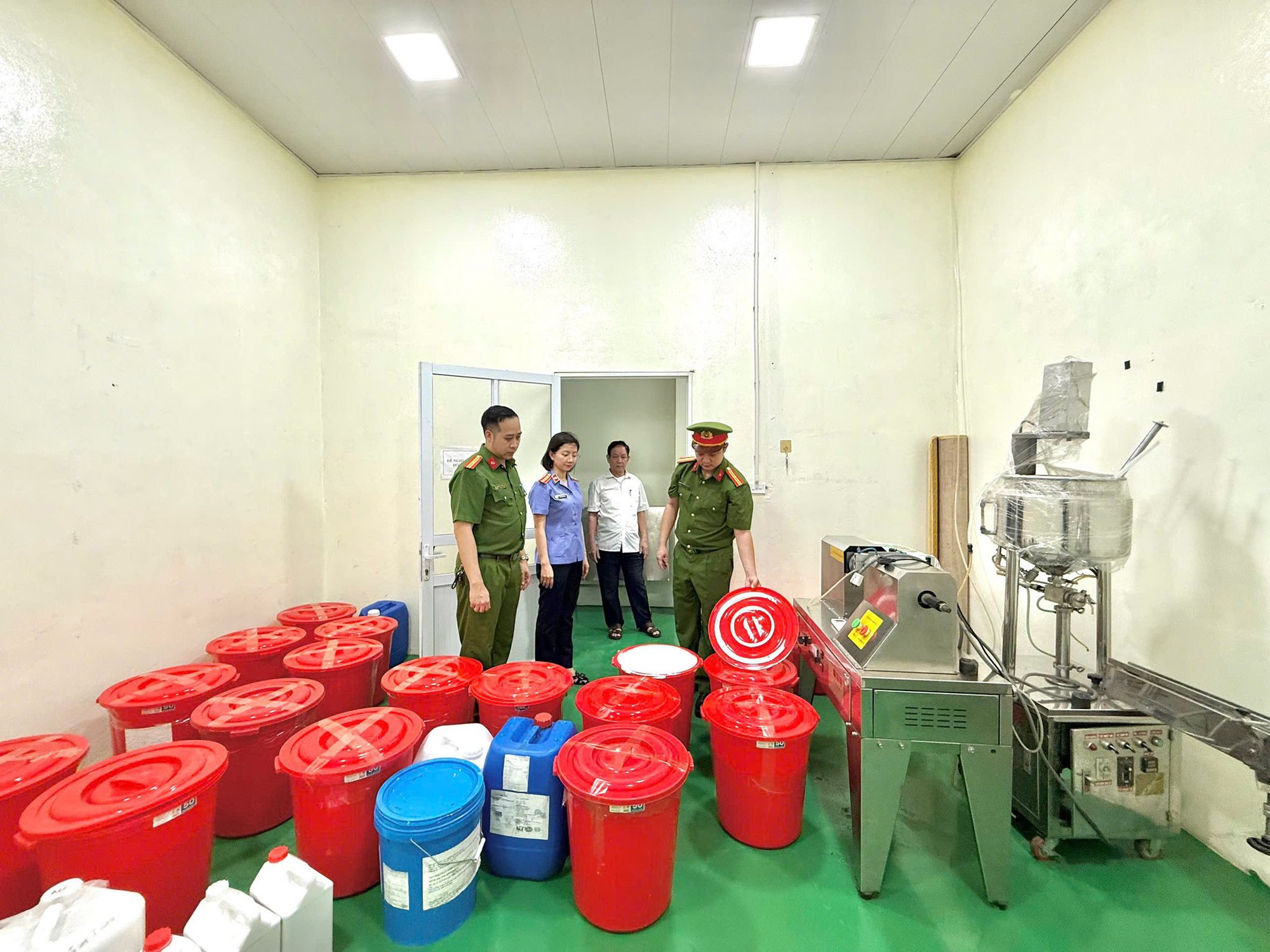 Cận cảnh khám xét Công ty Athena Việt Nam của 