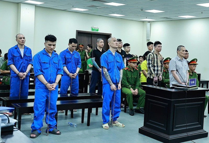 Ngày 2/7, TAND TP Hà Nội đã tuyên án sơ thẩm đối với 12 bị cáo trong đường dây ma túy do Nguyễn Thị Kim Hương (Hương “Mẩu”) cầm đầu. HĐXX tuyên phạt bị cáo Nguyễn Văn Hưng (cựu cán bộ Công an phường Đức Giang, Hà Nội) và bị cáo Hà Minh Đức (cựu cán bộ Đội Cảnh sát điều tra tội phạm về ma túy, Công an quận Long Biên, TP Hà Nội) cùng mức án tử hình về tội mua bán trái phép chất ma túy. Cùng tội danh trên, các bị cáo Nguyễn Thế Thành, Nguyễn Thế Lập cùng 7 bị cáo khác. Nguyễn Thị Kim Hương đang nuôi con nhỏ nên lãnh án chung thân.