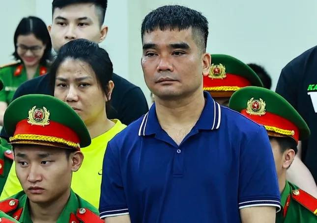 Theo cáo buộc, “bà trùm” ma túy Hương “Mẩu” đã được “bảo kê” bởi Nguyễn Văn Hưng và Hà Minh Đức. Đây là vụ án mua bán trái phép chất ma túy với số lượng lớn, đặc biệt nghiêm trọng, xuyên quốc gia. Các đối tượng người Việt Nam đã đặt hàng các đối tượng người Lào để mua ma túy mang về Việt Nam tiêu thụ. (Ảnh: Nguyễn Văn Hưng, cựu cán bộ Công an phường Đức Giang)