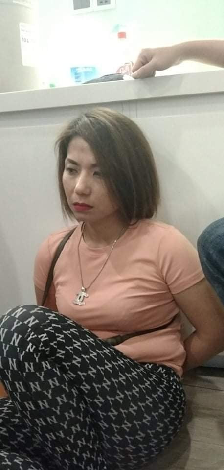 Tháng 6/2019, Hương giới thiệu Hà Minh Đức làm quen với Trương Tuấn Dũng (tức Dũng “Bốp”) và Nguyễn Thế Thành. Đến ngày 23/9/2019, Lê Hồng Hải (người sống với Hương như vợ chồng) và Nguyễn Thành Đức bị bắt quả tang khi đang giao ma túy. Khi Hương gọi điện báo tin, Hà Minh Đức đã thông qua người khác hướng dẫn Hương dọn dẹp, cất giấu ma túy và những vật dụng liên quan.