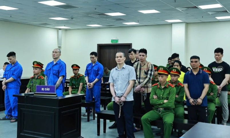 Quả nhiên, hôm sau nhà trọ của Hương bị khám xét và cơ quan công an không thu giữ được đồ vật, tài liệu gì liên quan đến ma túy. Sau đó, Nguyễn Thành Đức được Công an quận Long Biên trả tự do và bàn giao cho Công an phường Đức Giang đưa đi cai nghiện. Chính Hà Minh Đức là người lái xe đưa Nguyễn Thành Đức đi cai nghiện.