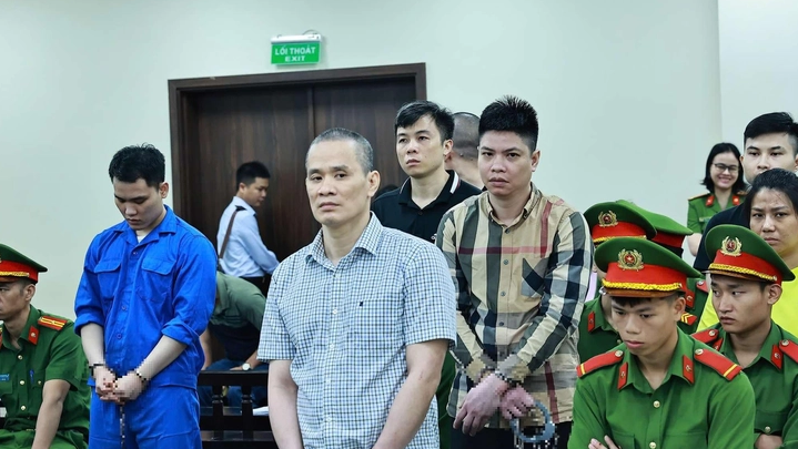 Trả lời thẩm vấn tại tòa, trong khi Hà Minh Đức thừa nhận có bao che cho Hương thì Hưng lại cho rằng, không hề biết thứ mà Hương gửi tại nhà mình là ma túy, cũng không biết khi giúp Hương dùng ô tô của công an phường chở đồ là ma túy. Hưng khai, trước đó được Hà Minh Đức giới thiệu với Hương, nói rằng “đây là cơ sở của đội, anh tạo điều kiện giúp”. Đối chất tại tòa, bị cáo Hà Minh Đức thừa nhận việc đã giới thiệu Hương cho đồng nghiệp, nói Hương là đặc tình… Với sai phạm của mình, hai cựu cán bộ công an đã phải trả giá đắt trước pháp luật.