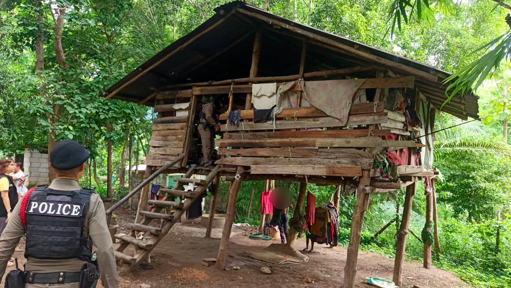 Chấn động: Bị mẹ bỏ rơi, bé trai 8 tuổi sống cùng đàn chó, còn không biết nói chuyện như người- Ảnh 1.