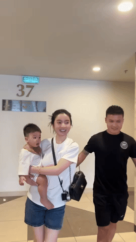 03-1751527976-chu-thanh-huyen-bi-mat-dua-con-trai-ve-que-quang-hai-phan-ung-cua-bo-me-chang-cau-thu-moi-thu-vi-giphy-17514612006671389515153-1751502236381-1751502236544719996467.gif