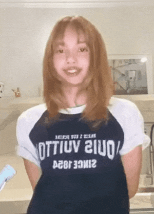 03-1751530141-lisa-blackpink-len-tieng-ve-buc-anh-chay-mau-tai-gay-hoang-mang-khap-mxh-thiet-ke-chua-co-ten-67-17515232911131119911816-1751524730936-1751524731172304774030.gif
