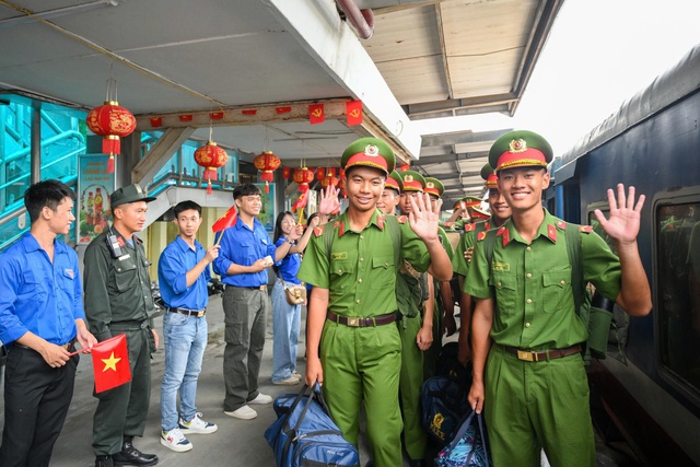 Cảnh đặc biệt tại ga Hà Nội: Người dân nồng nhiệt chào đón 556 cán bộ, chiến sĩ miền Nam chuẩn bị thực hiện nhiệm vụ A80- Ảnh 5.