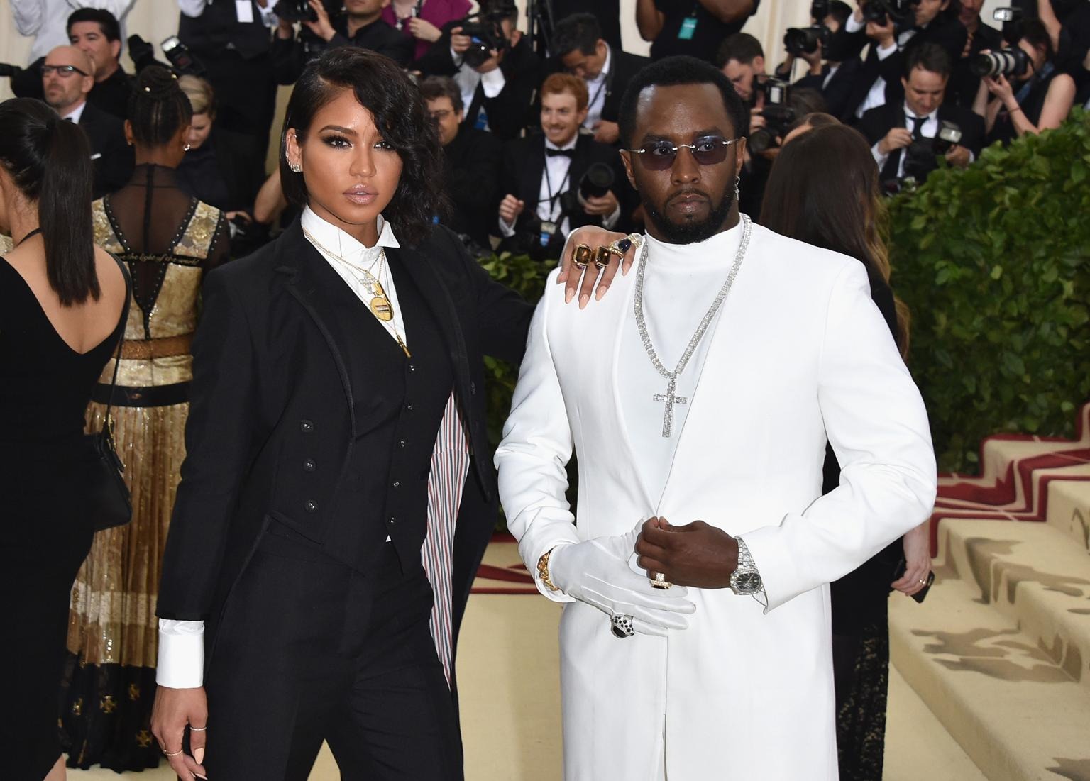 03-1751535066-diddy-thoat-an-chung-than-gay-soc-nu-ca-si-dua-ong-trum-vao-tu-gio-ra-sao-cassie-ventura-sean-diddy-combs-17515166068031720803368-1751524863631-1751524863998407705462.jpg