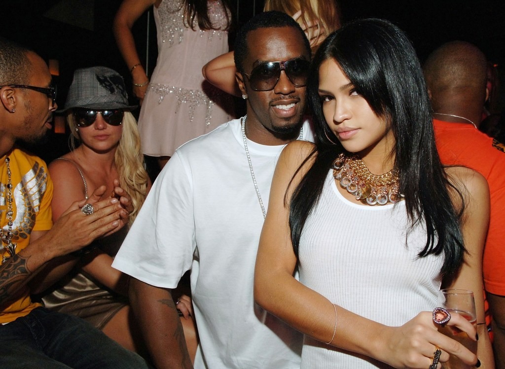 03-1751535067-diddy-thoat-an-chung-than-gay-soc-nu-ca-si-dua-ong-trum-vao-tu-gio-ra-sao-download-1-1747367597-7933-17473-1751516966256657424453-1751524866406-17515248668221109154690.jpg