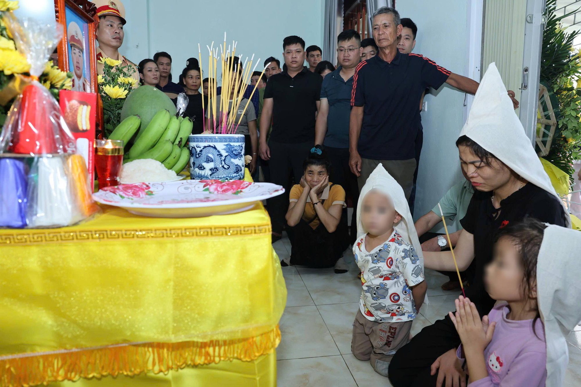 Hai đứa trẻ ngơ ngác bên di ảnh Thiếu tá cảnh sát hy sinh khi làm nhiệm vụ: 