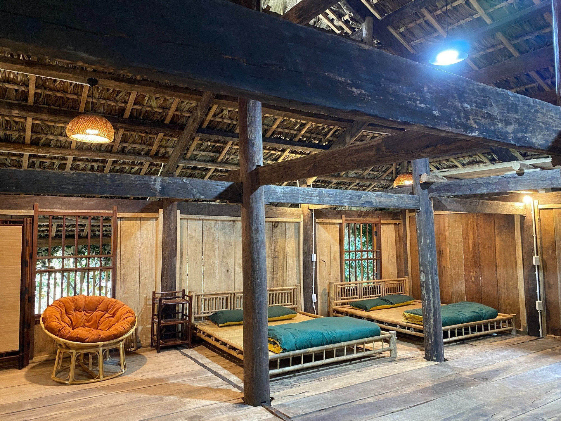 phia-lang-hao-huc-phan-hoi-ve-bai-dang-buc-xuc-cua-phu-huynh-khien-fanpage-bi-danh-gia-1-sao-1751553660.jpg