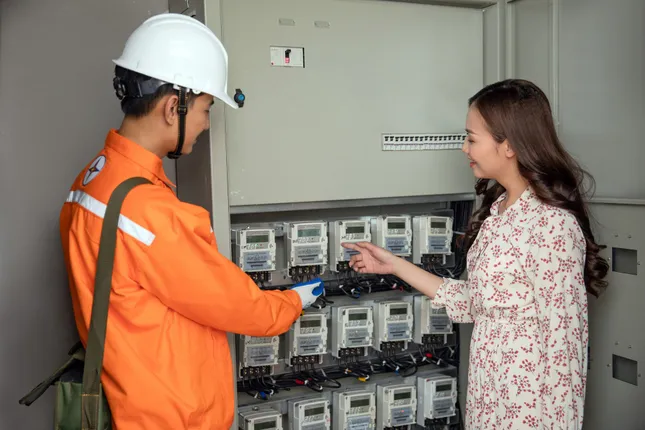 Hóa đơn tiền điện tăng vọt: Hướng dẫn từ EVNHANOI giúp người dân ' chống shock ' - Ảnh 2.