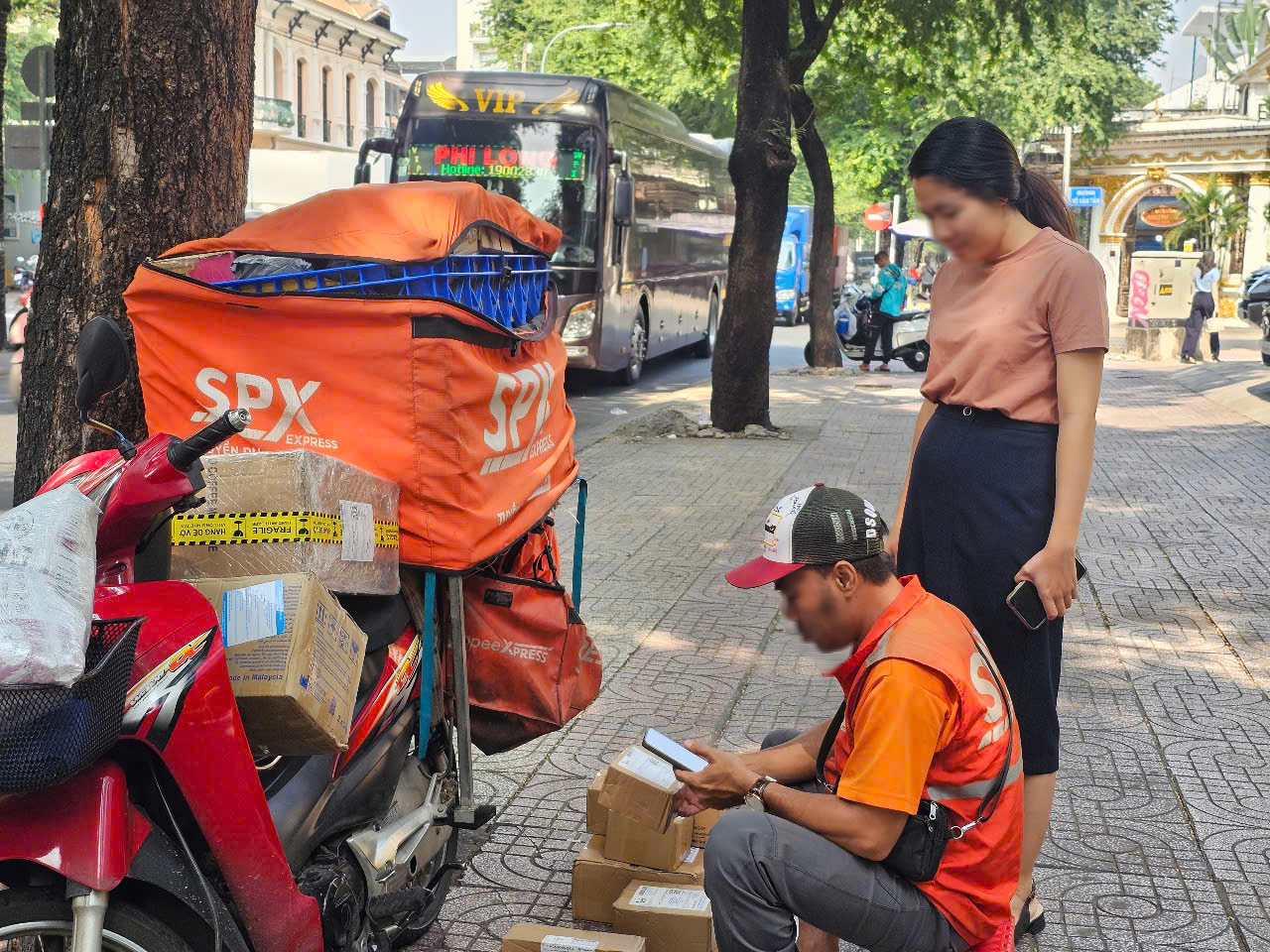 Người bán trên sàn thương mại điện tử vẫn loay hoay, chưa biết xuất hoá đơn cho ai- Ảnh 1.