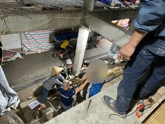 Cảnh sát giải cứu công nhân bị khối bê tông đổ sập, đè lên người ảnh 1