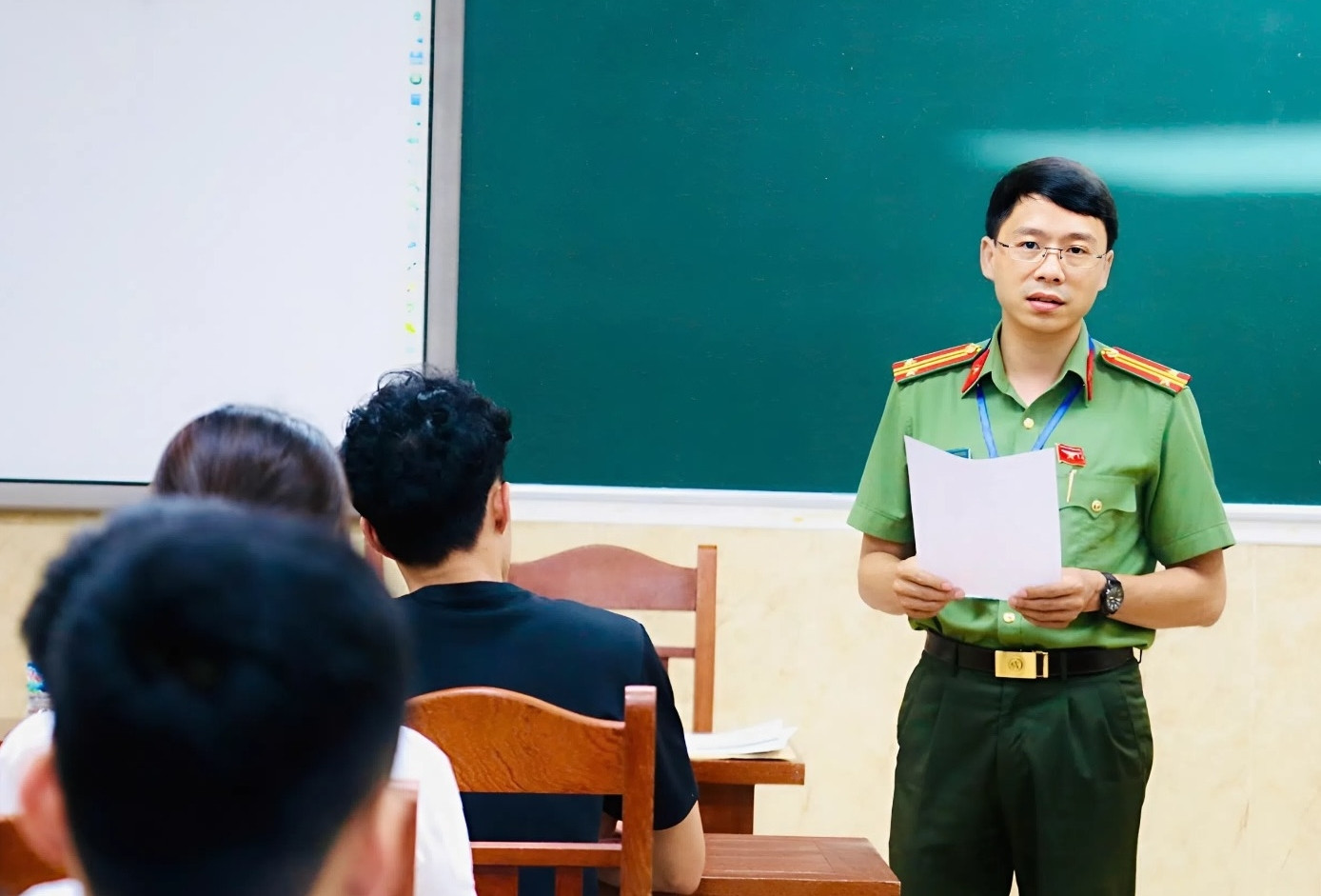 06-1751763270-choang-voi-ty-le-1-choi-hon-80-vao-mot-truong-cong-an-gan-23-73245.jpeg