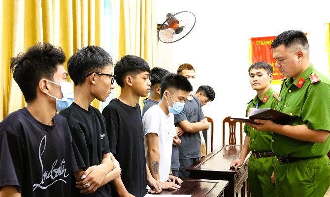 Tụ tập lạng lách, đánh võng rồi quay clip đăng Facebook để