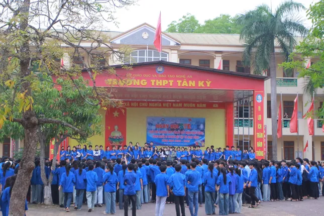 Sốc toàn tập: Lý do điểm chuẩn lớp 10 ở Nghệ An thấp chưa từng có- Ảnh 2.