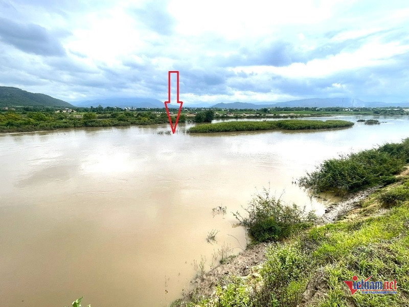 06-1751785947-nguoi-dan-ong-dung-drone-cuu-2-tre-khoi-dong-nuoc-xiet-tim-toi-nhu-rot-ra-ngoai-w-drone-giai-cuu-1-54189.jpg