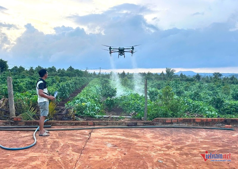 06-1751785947-nguoi-dan-ong-dung-drone-cuu-2-tre-khoi-dong-nuoc-xiet-tim-toi-nhu-rot-ra-ngoai-w-drone-giai-cuu-2-54191.jpg