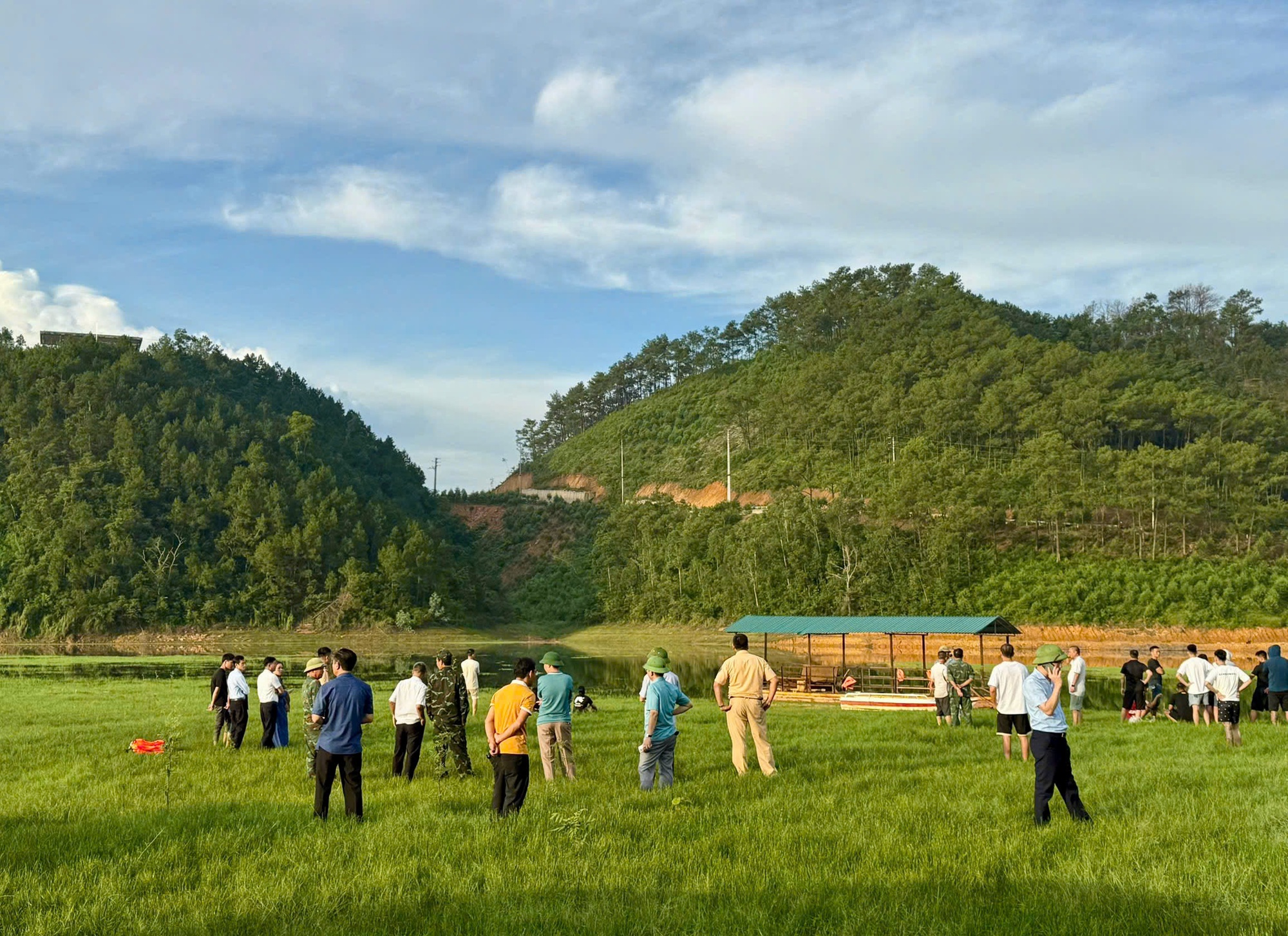 Hiện trường vụ xe bán tải đi xuống hồ nước khiến 2 vợ chồng tài xế tử vong - Ảnh 1.