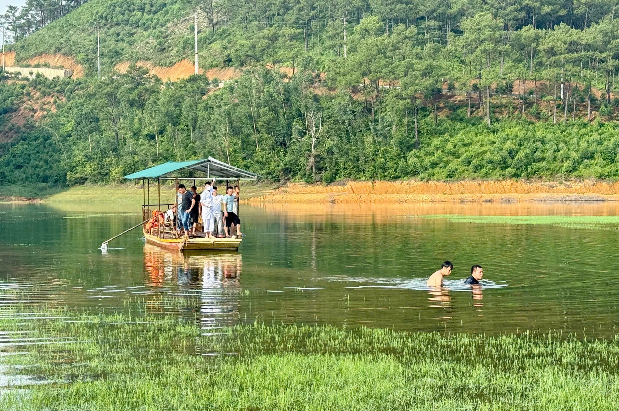 Hiện trường vụ xe bán tải đi xuống hồ nước khiến 2 vợ chồng tài xế tử vong - Ảnh 4.