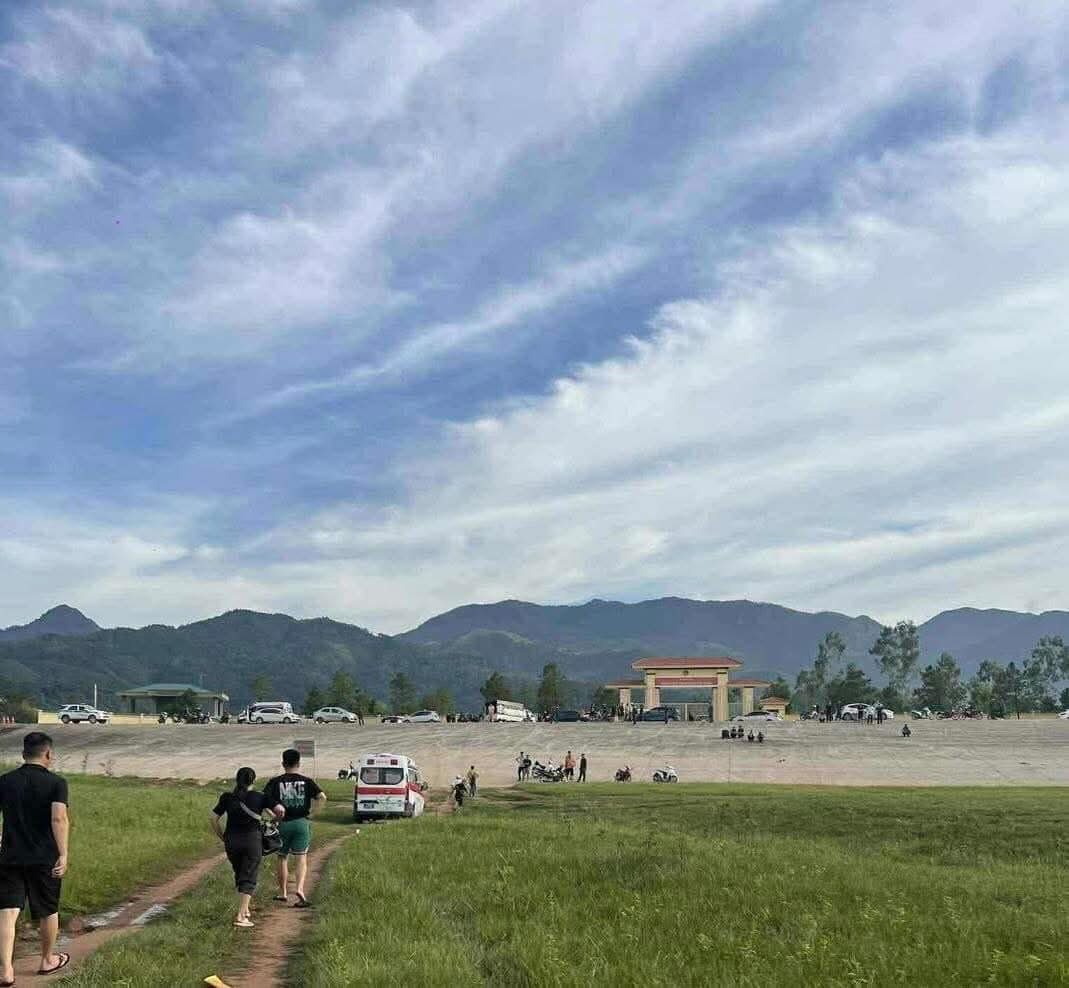 Hiện trường vụ xe bán tải đi xuống hồ nước khiến 2 vợ chồng tài xế tử vong - Ảnh 6.